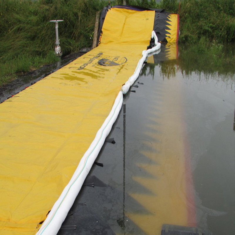 Barrage anti-pollution rivières Water-Gate© avec boudins oléophiles absorbants. TOTAL Grandpuits
