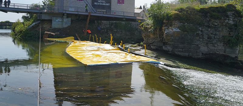 Batardeaux souples Water-Gate© installés en prolongement du seuil de Dole sur le Doubs. Vue depuis le seuil.