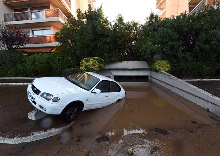 En garasje oversvømmet i varen