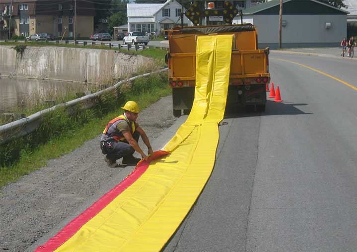 protection anti inondation grande longueur installée le long d’une berge