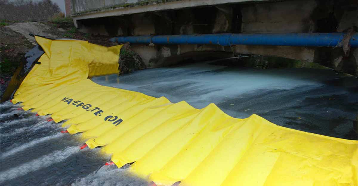 Barrage souple anti-pollution filtrant pour les rivières avec trous de relâche