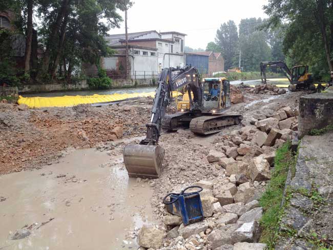 Réalisation de trois seuils en enrochement. Déviation du flux amont grace à trois sections de batardeaux souples Water-Gate©. batardeau-arasement-terrassement