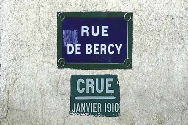 Les repères de crue sont notre mémoire, un patrimoine collectif pour préparer l’avenir. MegaSecur.Europe Repère de Crue Centennale Seine Paris Janvier 1910 rue de Bercy WaterGate