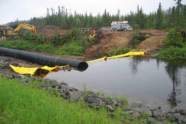 Canalisation d'une rivière grâce à un batardeau souple autobloquant water-gate