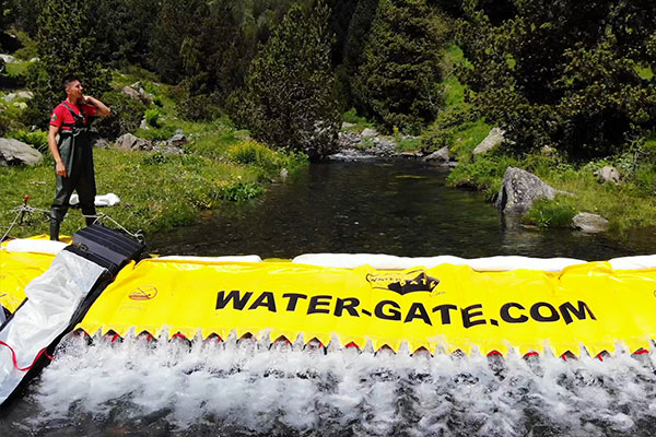 Barrage Water-Gate© de rétention pollution en rivière avec déversoir et trous de relâche
