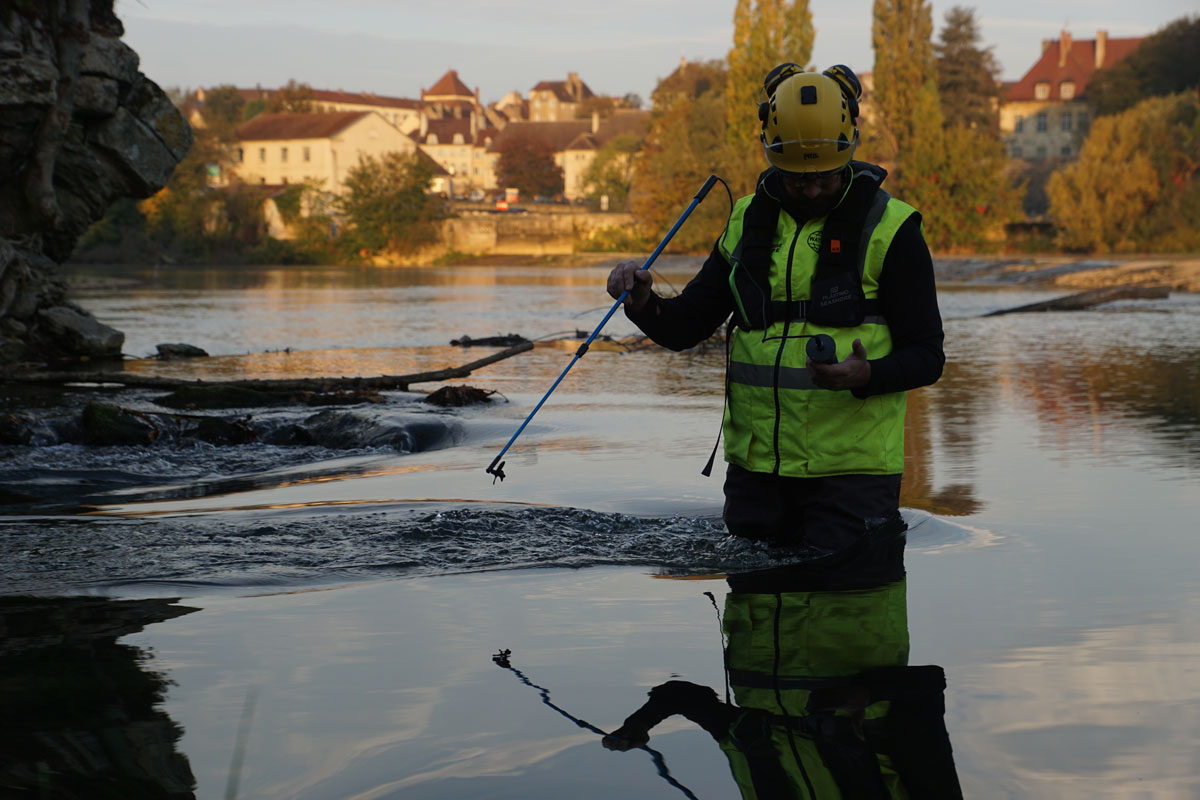 Mesure de la vitesse d'une rivière avec un courantomètre à hélice - MegaSecur Europe