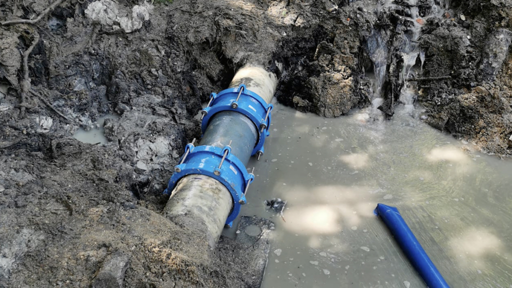 Réparation d’une canalisation d’eaux usées par manchette mécanique boulonnée sous la rivière Le Cubry à Épernay