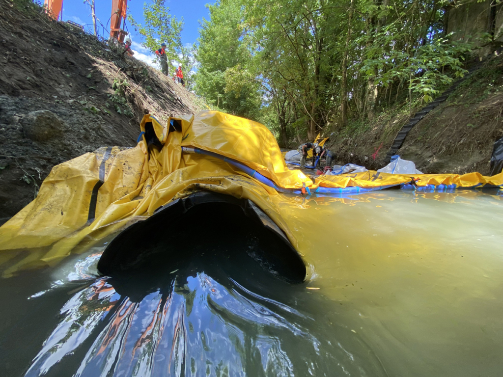 Embouchure amont du tube DN800 remplie aux trois quarts, située en amont du batardeau Water-Gate sur le Cubry