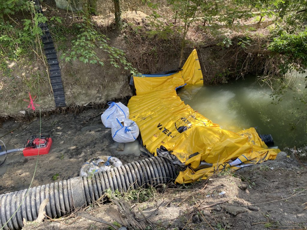 Batardeau amont Water-Gate avec extrémité relevée sur la berge et big bags de blocage à la charnière – rivière Cubry