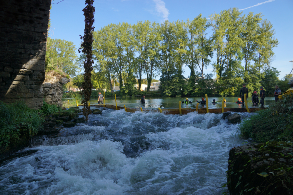 Courant soutenu sous l’arche du pont roman à Dole avant installation des batardeaux Water-Gate