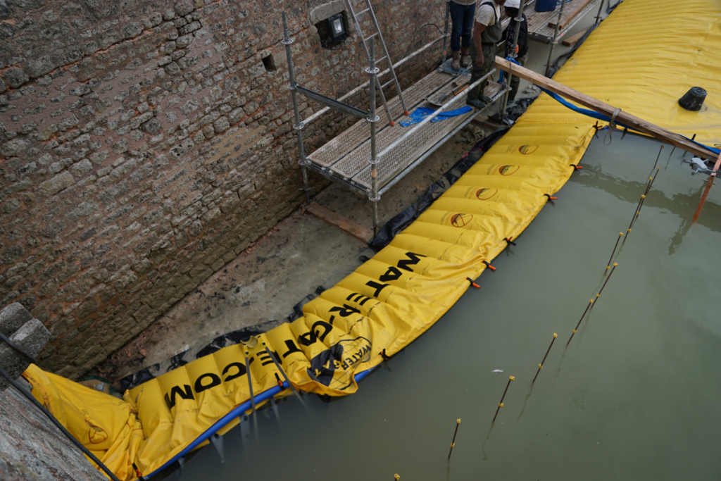Jonction entre deux batardeaux Water-Gate WA-2835 et WA-5050 dans les douves du château