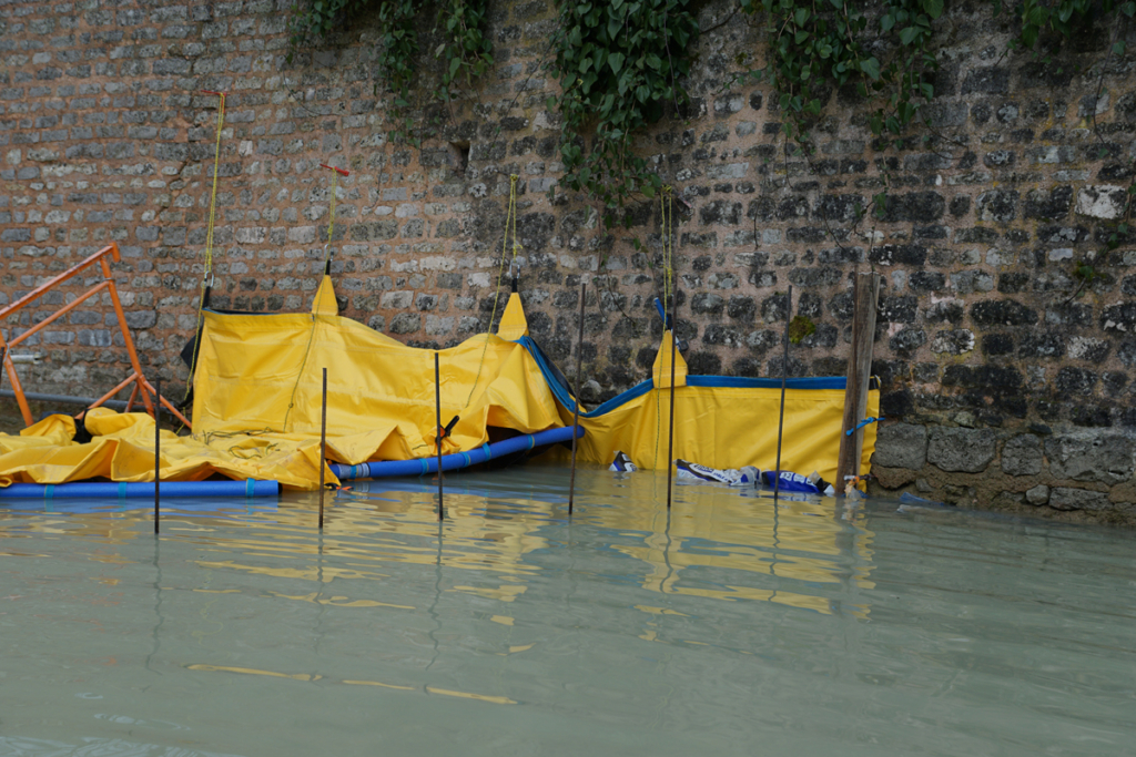 Batardeau WA-5050 en appui vertical contre un mur des douves, bord d’attaque plaqué et toile maintenue