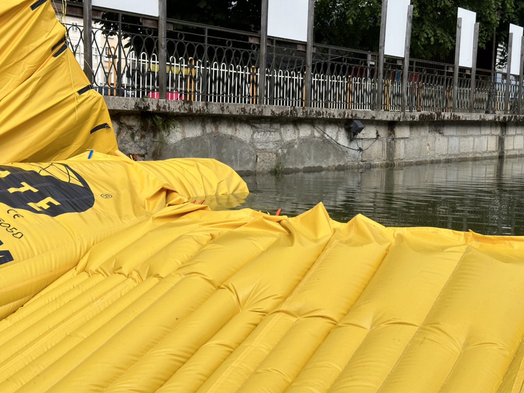 Jonction entre batardeau souple Water-Gate et canalisation DN1200 en dérivation, niveau d’eau amont 1 mètre
